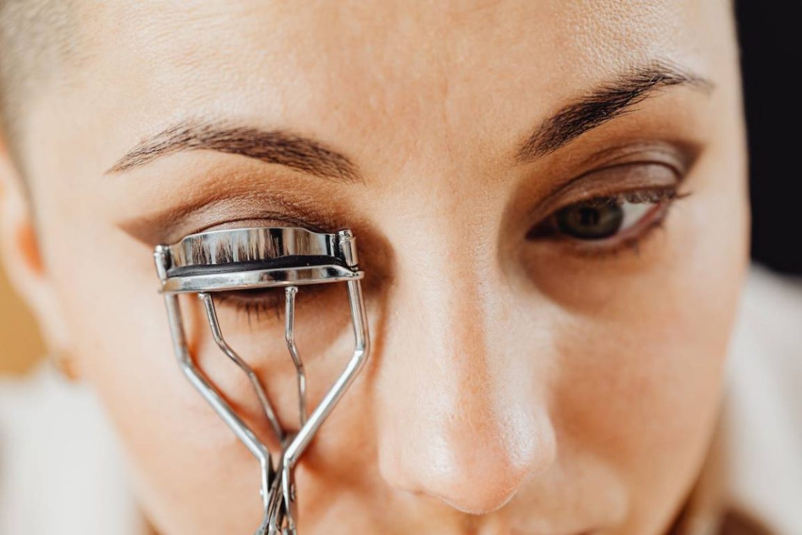 How to use Eye lash curler?