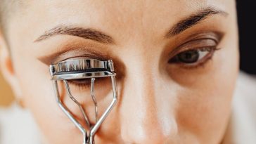 How to use Eye lash curler?